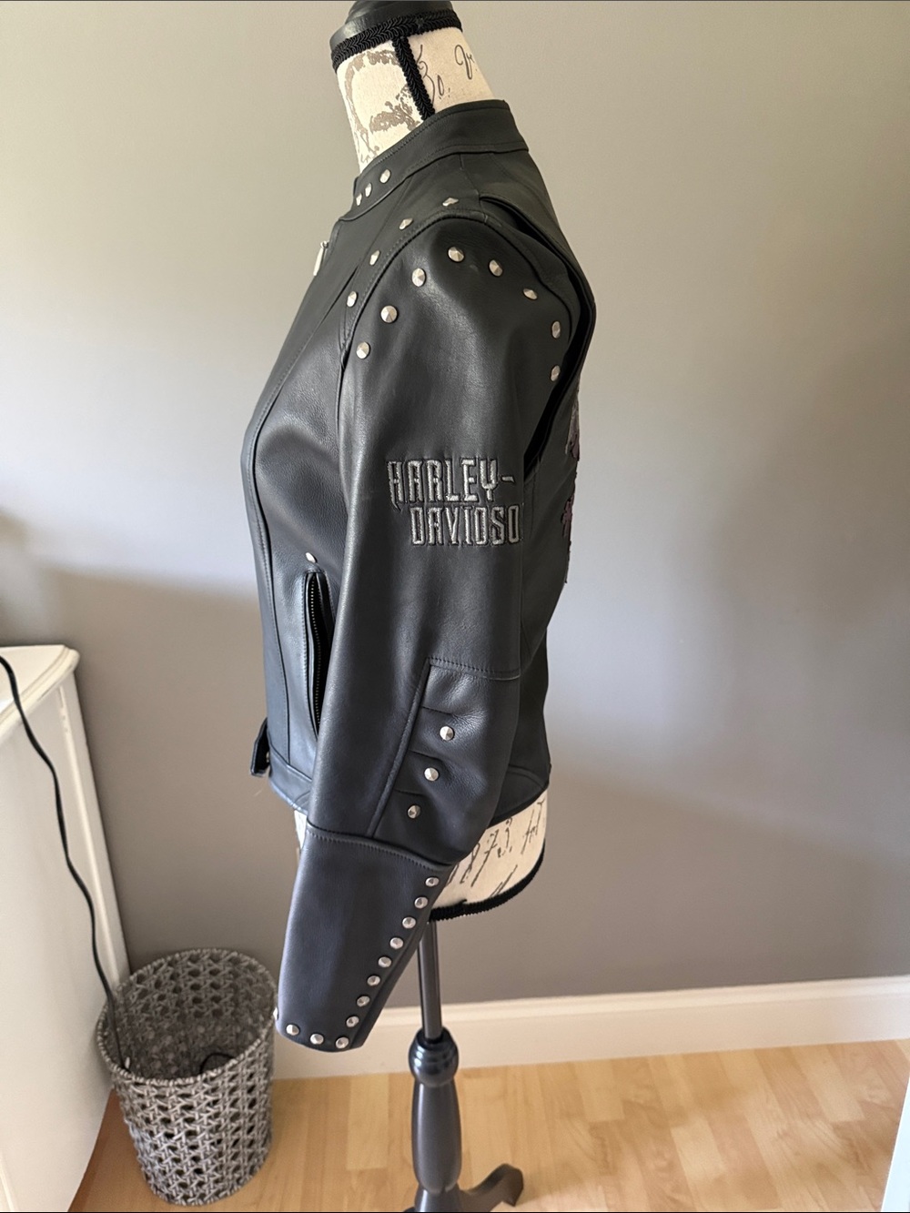 Harley-Davidson Black Leather Jacket with Purple Embroidered Back - Picture 4 of 10